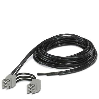 Un lungo cavo nero con due connettori grigi a un'estremità, arrotolato a forma di anello. Ideale per connessioni elettriche.