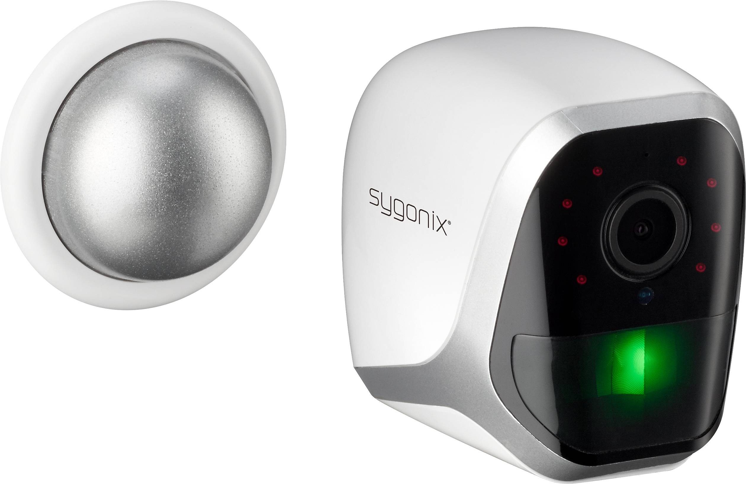 Una fotocamera bianca con LED a infrarossi e luce verde per il rilevamento del movimento; accanto un pulsante sensore argentato.