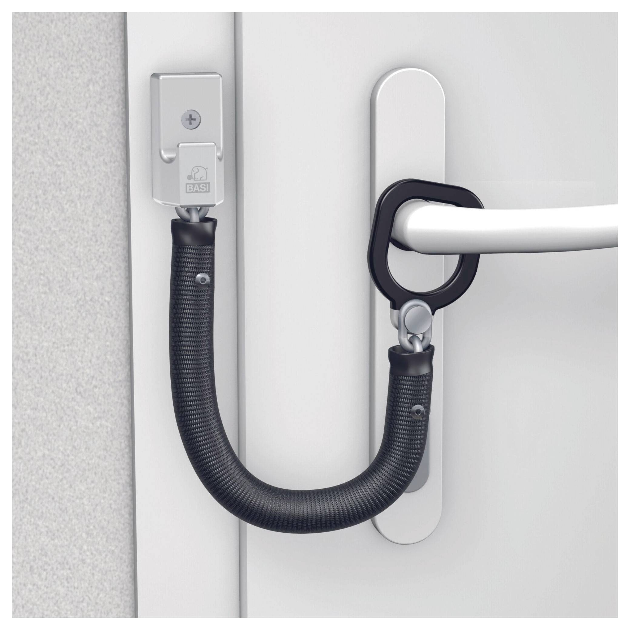 Una porta bianca in posizione chiusa è asicurata con un dispositivo di sicurezza nero e flessibile per bambini, collegato tra la maniglia e lo stipite per motivi di sicurezza.