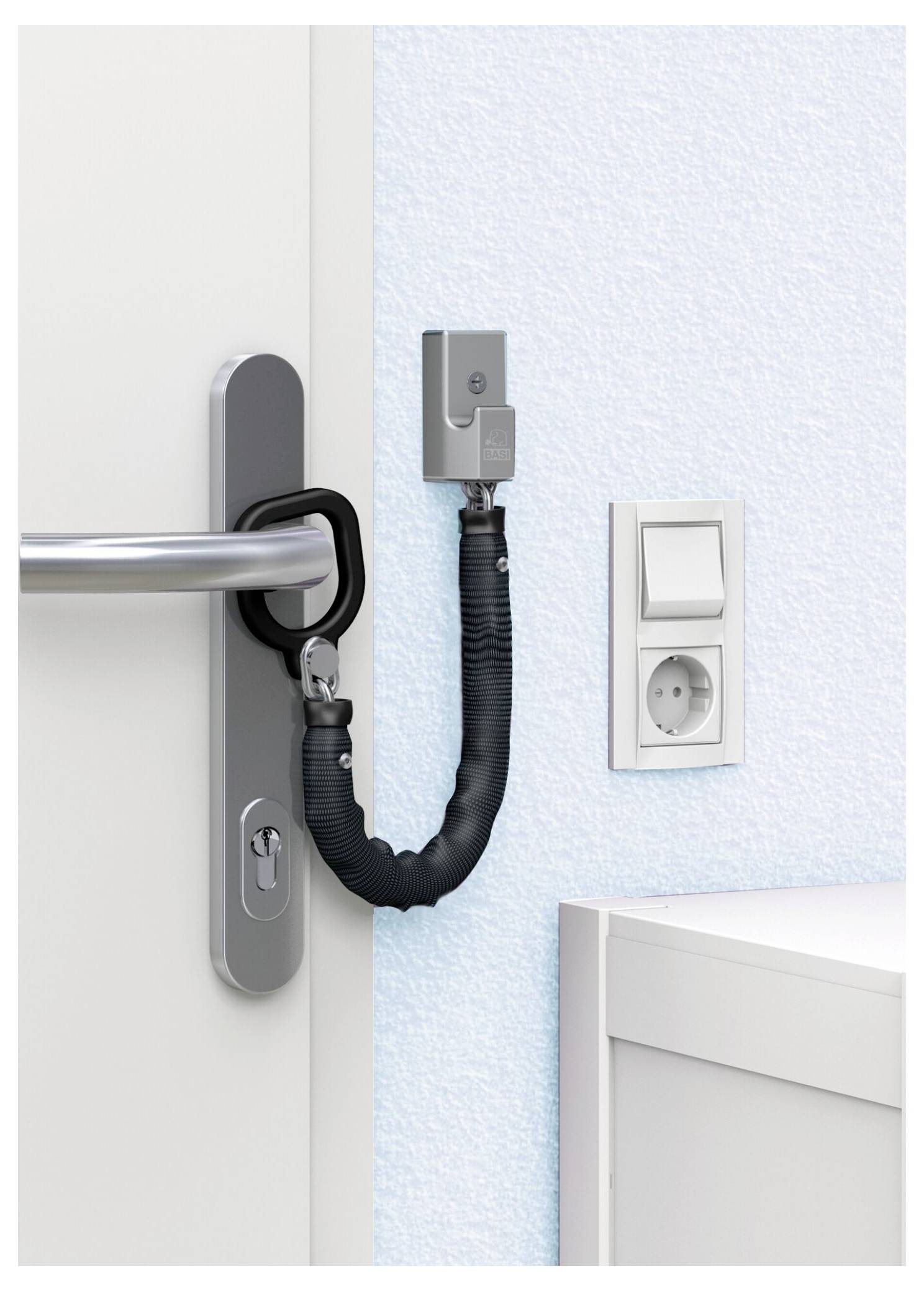 Una porta con una catena di sicurezza in metallo fissata alla parete. Nelle vicinanze, ci sono un interruttore della luce e una presa elettrica.