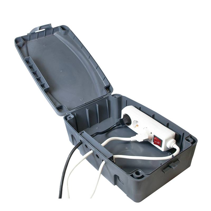 Una scatola grigia e impermeabile con il coperchio aperto, contenente una presa multipla con cavi collegati.