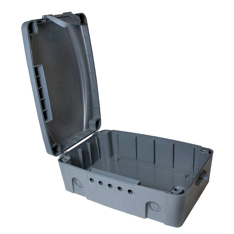 Contenitore grigio in plastica con coperchio aperto. Ha fori sui lati ed è probabilmente destinato a dispositivi elettrici o tecnici.