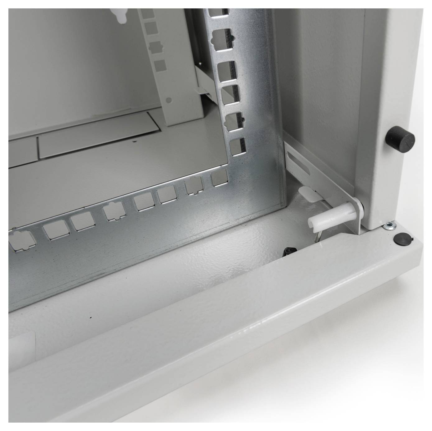 Un armadio metallico grigio con una porta leggermente aperta. Sono visibili i telai interni e gli elementi di fissaggio all'interno.