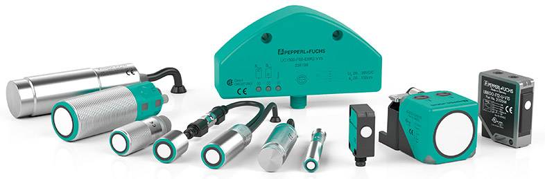 Vari sensori di Pepperl+Fuchs in una linea di prodotti, tra cui modelli cilindrici e rettangolari di diverse dimensioni.