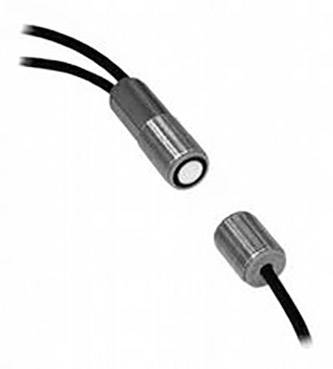 Due sensori cilindrici con cavi, uno dei quali tagliato, mostrano capacità di connessione elettromagnetica.