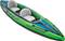 Kayak gonfiabile verde e blu per due persone con la scritta 'CHALLENGER' sul lato e rete di stoccaggio anteriore.