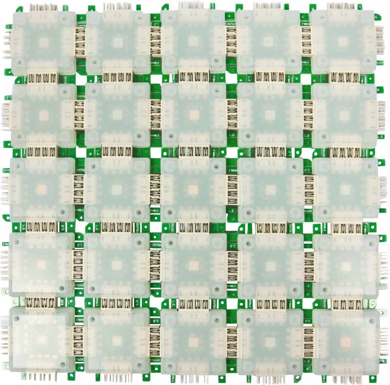 Un'disposizione di moduli LED quadrati trasparenti su un circuito stampato verde, disposti in un pattern a griglia.