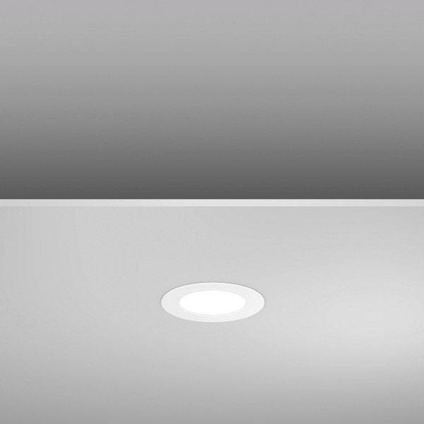 Lampada da soffitto moderna in stile minimalista, integrata in un soffitto bianco che garantisce un'illuminazione uniforme e soffusa.
