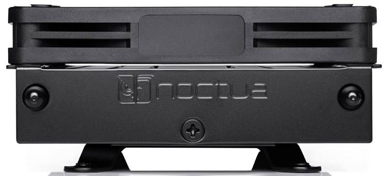 Ventilatore nero Noctua, vista laterale, mostra le feritoie di ventilazione e il logo.