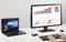 Un laptop è collegato a un monitor tramite un cavo. Il monitor mostra diversi diagrammi colorati con dati di vendita per i prodotti.