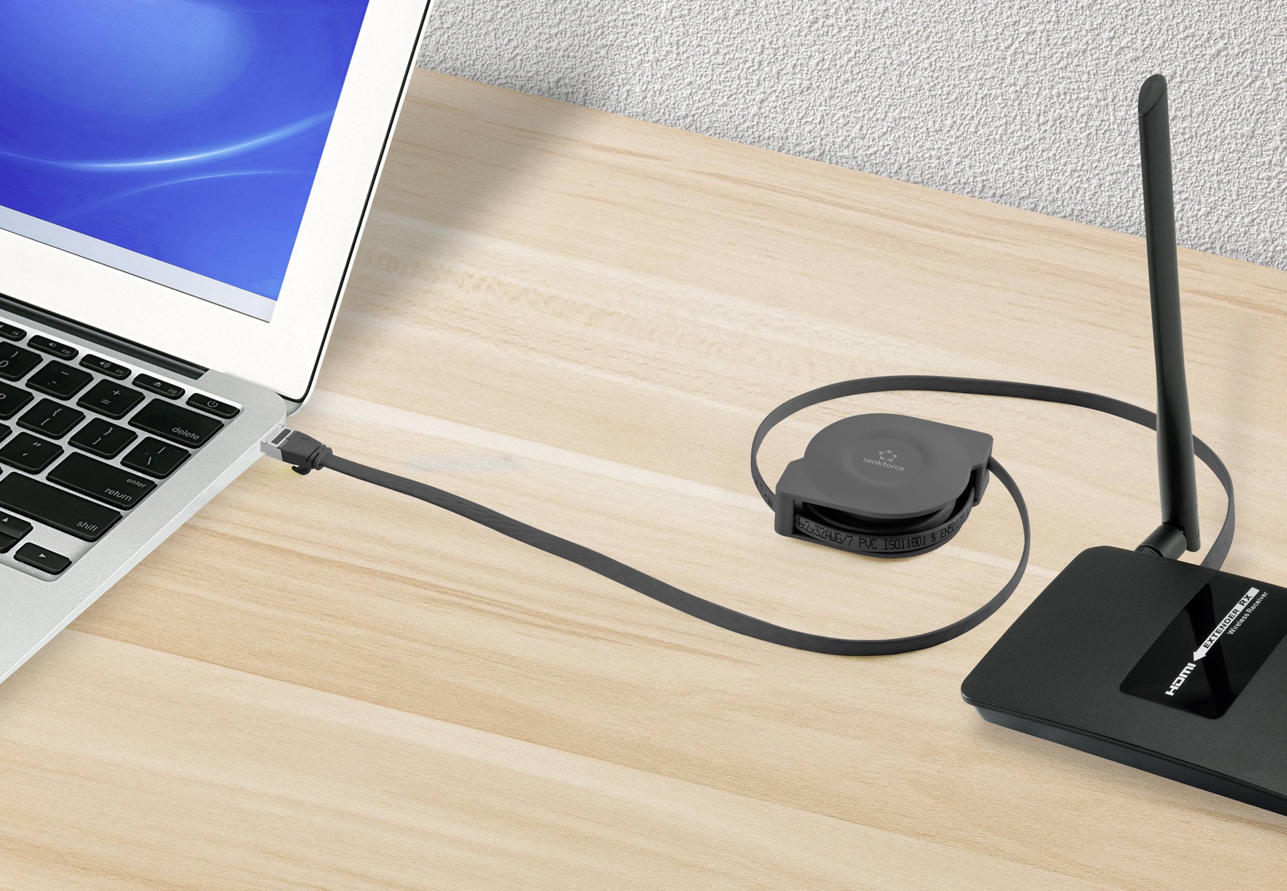 Laptop collegato con un cavo USB a un router Wi-Fi con antenna.