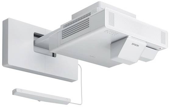 Un proiettore bianco Epson, montato su un supporto a parete, è rivolto in avanti. Sotto di esso si trova un sottile bastone sensore.