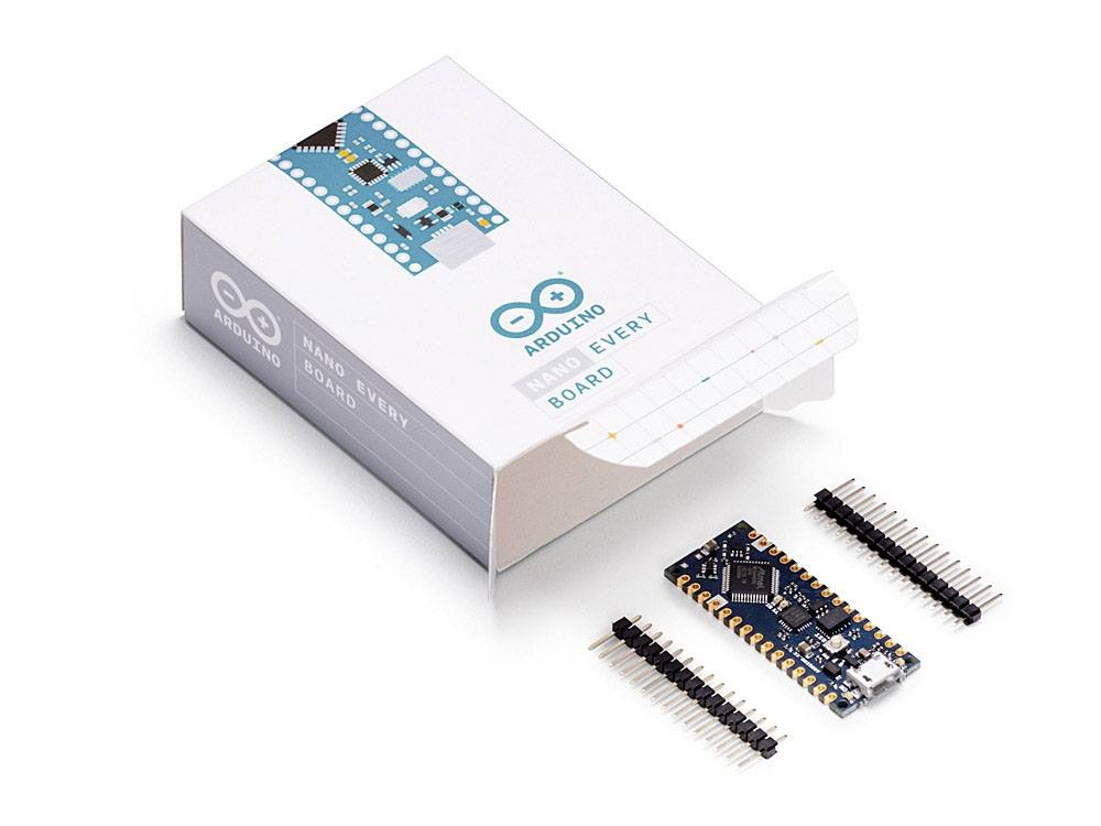 Set Arduino Nano Every con scheda e connettori davanti a una confezione aperta. Scheda di sviluppo per progetti elettronici.