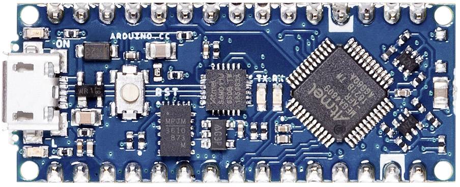 Un piccolo microcontrollore, Arduino Nano, con scheda a circuito stampato blu, vari chip e porta USB, adatto per progetti di elettronica.