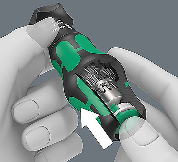 Mani dimostrano un cacciavite con una sezione trasparente che rivela gli ingranaggi interni, illustrando il suo meccanismo e design ergonomico.