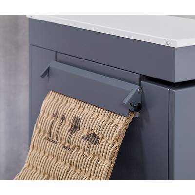 Trituratore grigio emette strisce di cartone ondulato triturate.