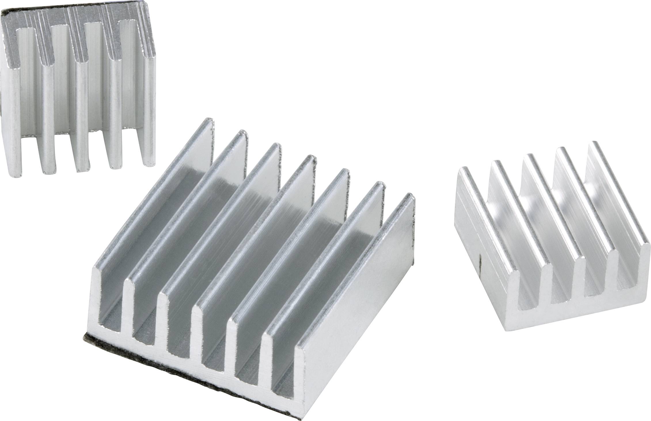 Tre dissipatori di calore in metallo argentato di dimensioni diverse. Hanno alette parallele per la dissipazione del calore.