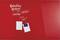 Sfondo rosso con testo scritto a mano 'Riunione Marketing LH710 Tokyo Check-in 13:35' e due biglietti appuntati.