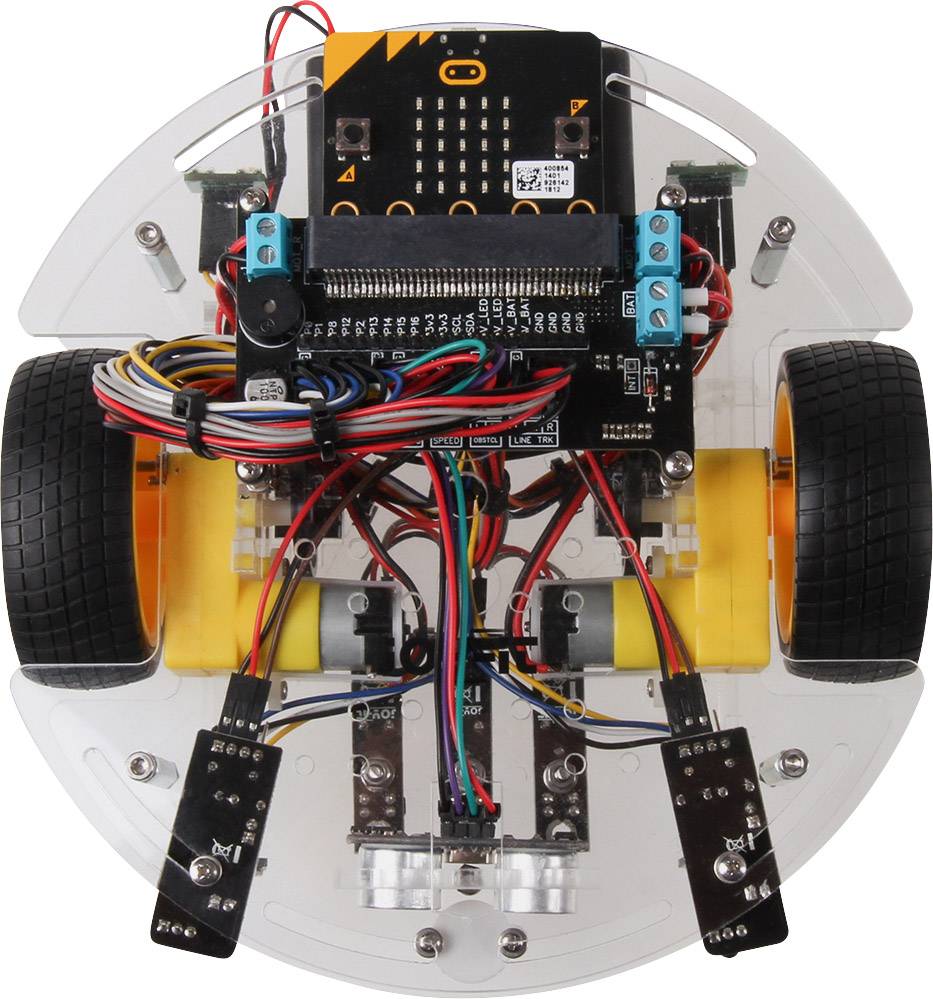 Un mini-robot su ruote con circuiti e sensori visibili per la programmazione e la navigazione, su una base trasparente.
