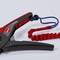 Pinze con impugnatura rossa e scritta 'KNIPEX'. È fissata una fascetta di sicurezza blu e rossa che previene le cadute.