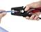 Una persona sta tenendo un paio di tronchesi per tagliare un cavo blu. Le pinze hanno un marchio rosso con la scritta 'Knipex'.