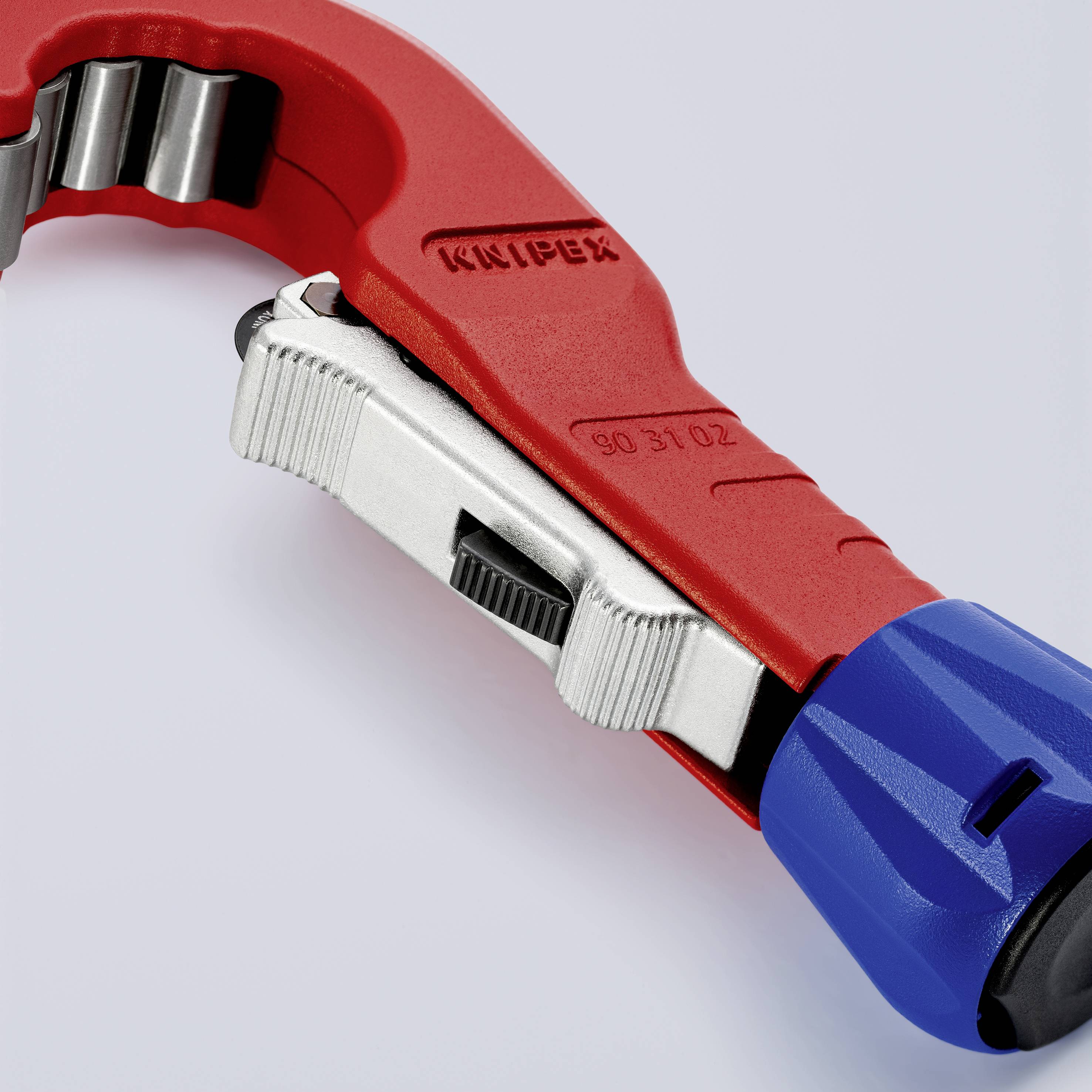 Tagliatubi Rohrschneider in rosso e blu, adatti al taglio di tubi in rame. Il marchio 'Knipex' è riconoscibile su di essi.