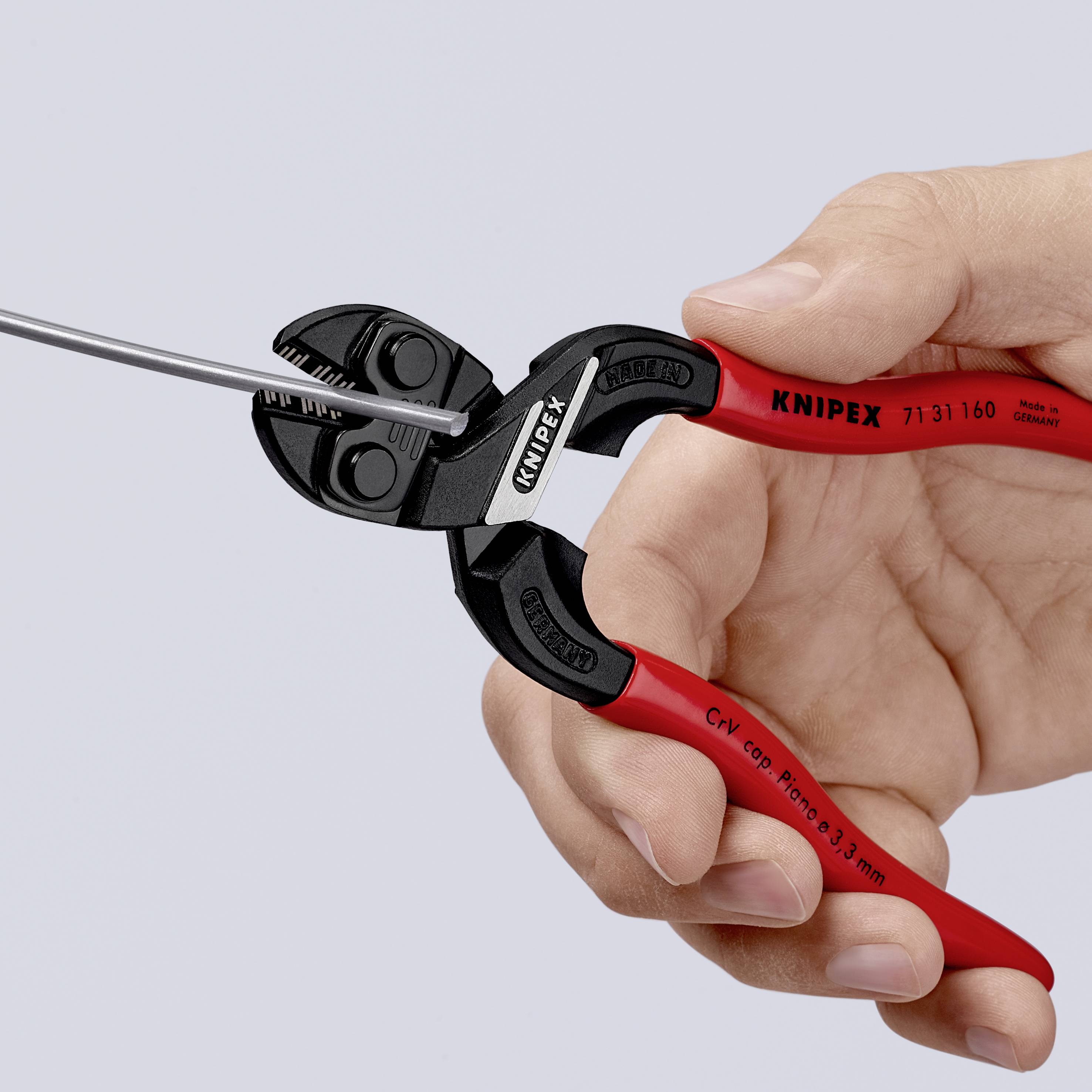 Una mano impugna un tronchese rosso della marca Knipex mentre taglia un'asta metallica.