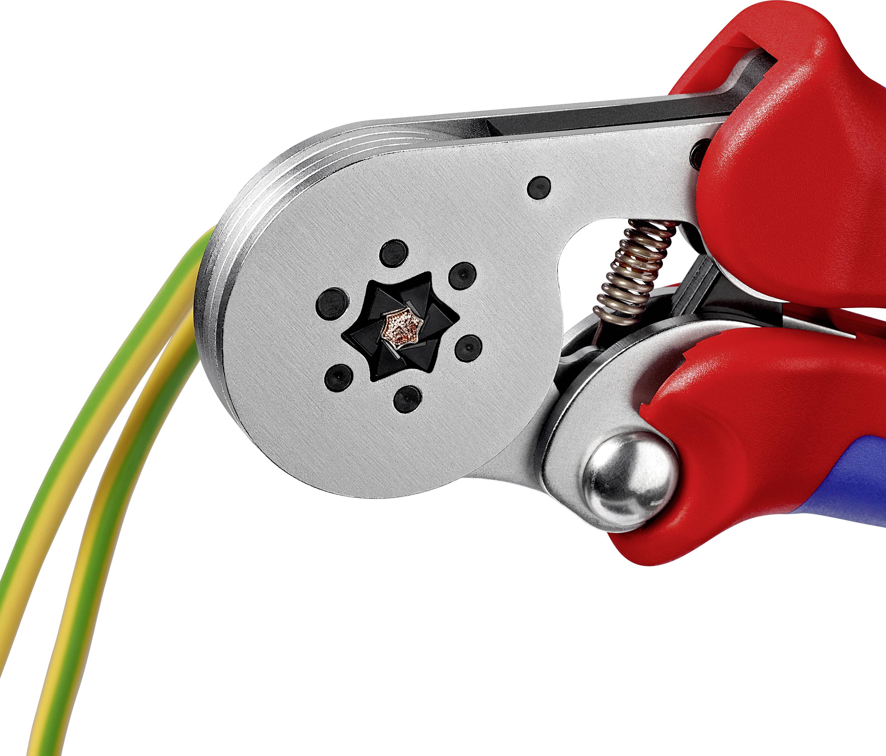 Una pinza crimpatrice rossa preme un filo di rame e due fili isolati. Utilizzo dell'utensile nel settore elettrico.