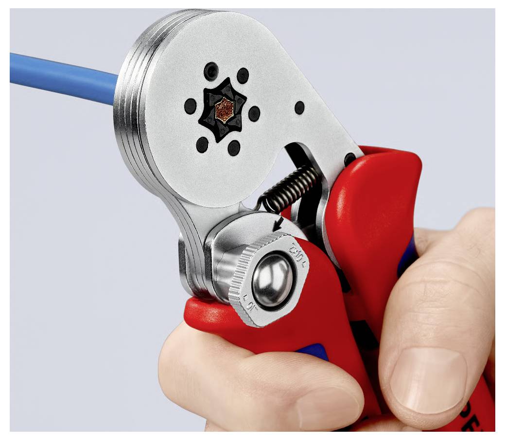 Barre filettate metalliche e connettori con cappucci arancioni e una staffa a forma di U. I componenti sembrano progettati per l'assemblaggio o i collegamenti elettrici.