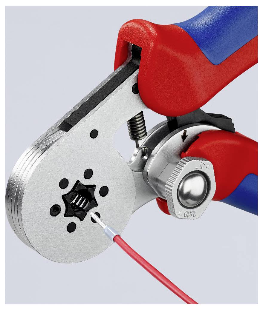 Primo piano di uno strumento di crimpatura che afferra un filo elettrico rosso, che mostra il processo di crimpatura su un connettore metallico, su uno sfondo neutro.