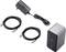 'Caricabatterie con spina, due cavi USB-C e un hub USB in grigio con due porte USB-C e una porta USB-A.'