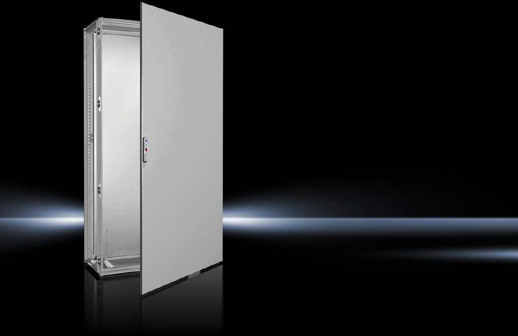 Armadio rack con porta aperta, su sfondo nero con riflesso di luce. Interfaccia utente visibile sulla porta.