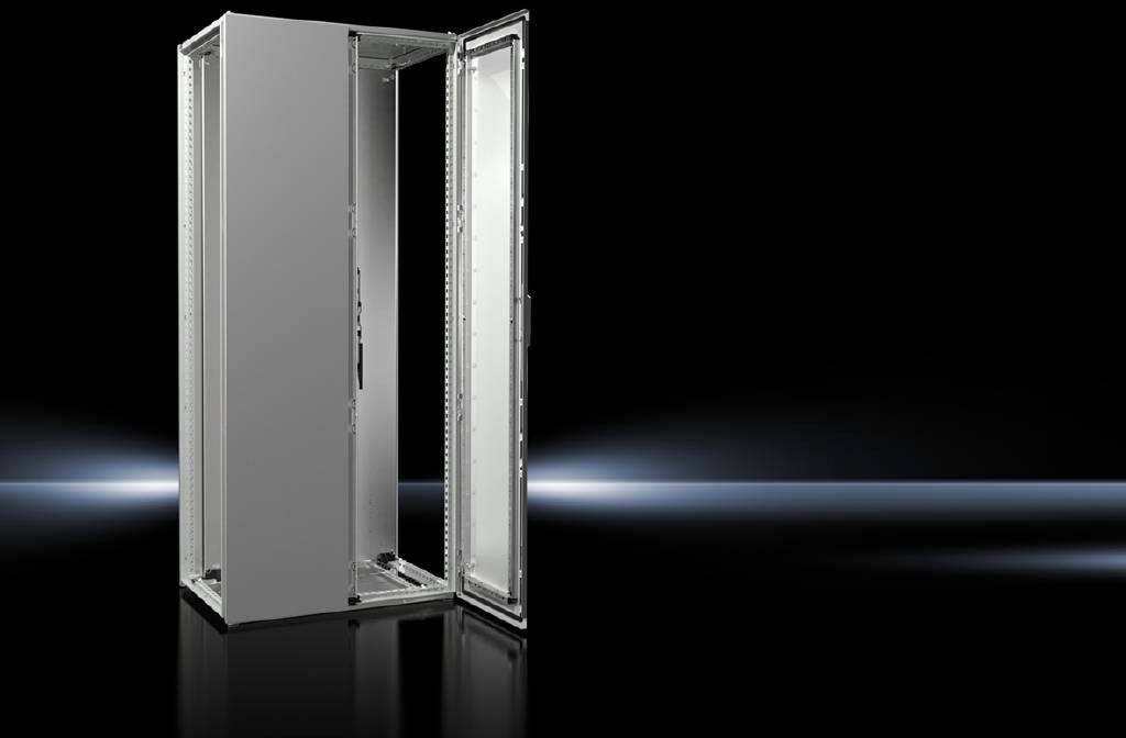 Armadio server grigio aperto su sfondo nero con riflesso di luce a destra.