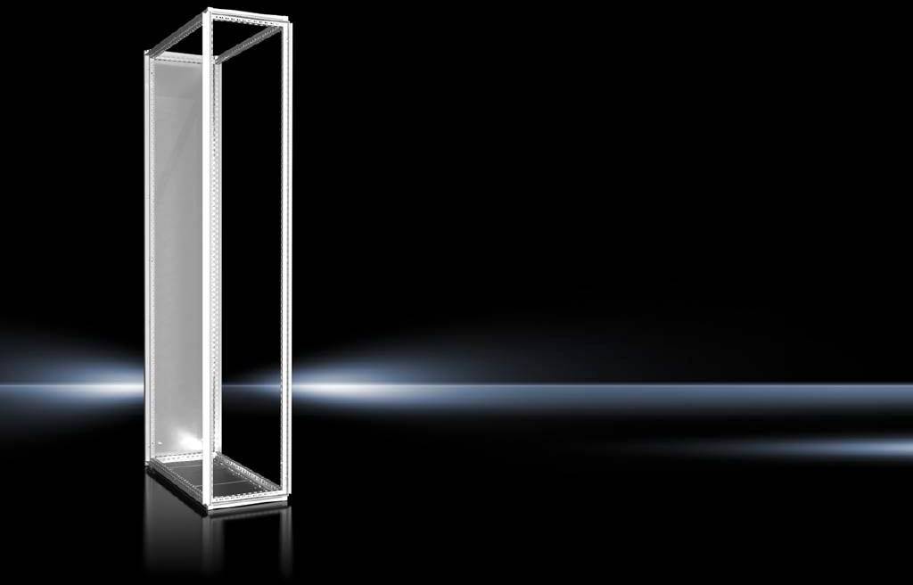 Un grande telaio metallico vuoto è in piedi verticalmente su una superficie scura e lucente, illuminato da una luce soffusa sullo sfondo.