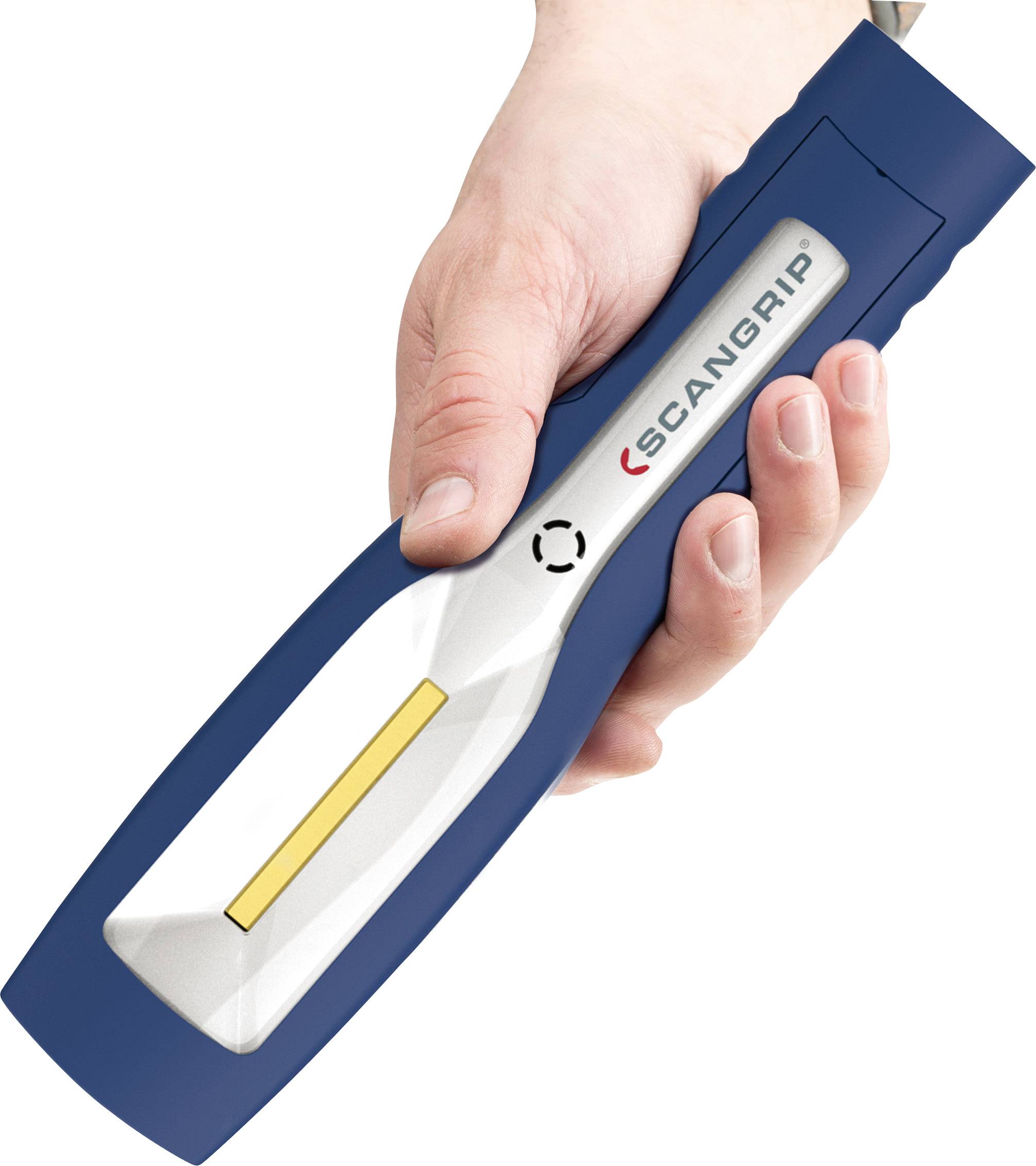 Una mano regge una torcia blu con una striscia luminosa gialla, con il marchio 'Scangrip' visibile.