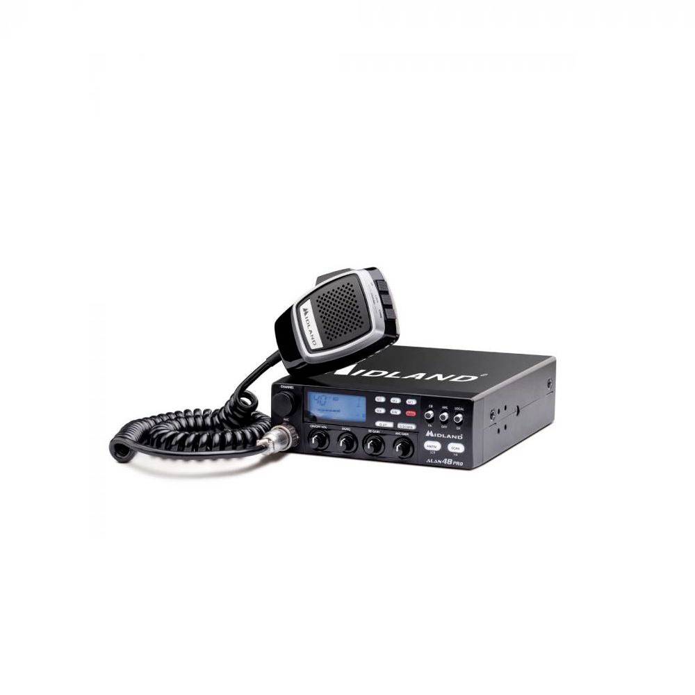 Ricetrasmettitore CB con microfono. Il display mostra canali e impostazioni. Utilizzato per comunicazioni radio in veicoli o stazioni.