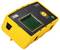 Un dispositivo di prova elettrico portatile con involucro giallo e display digitale. Sul lato destro si trovano i tasti 'Test' e 'Start/Stop'.