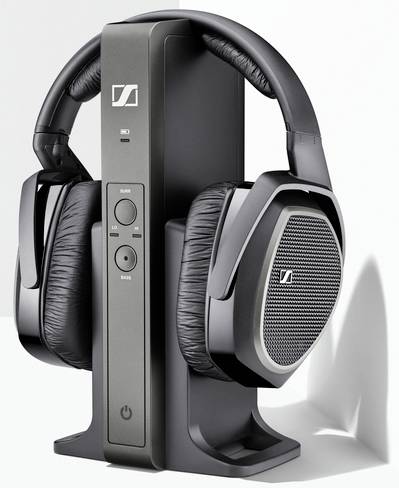 Cuffie wireless su stazione di ricarica, design caratteristico con imbottitura. Logo del marchio visibile. Ideali per godere dell'audio comodamente a casa.
