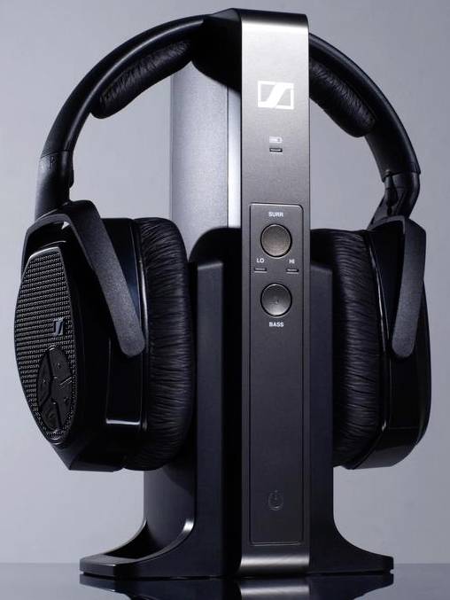 Cuffie wireless nere su stazione di ricarica con comandi per volume e bassi.