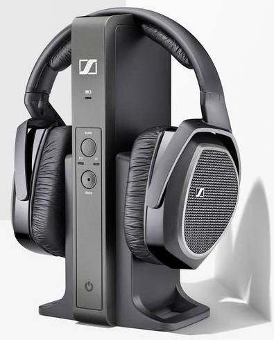 Cuffie wireless in nero, poggiate sulla stazione di ricarica.