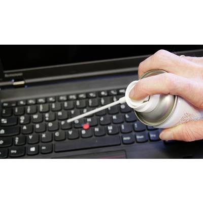 Una mano spruzza aria compressa su una tastiera del computer per rimuovere la polvere.