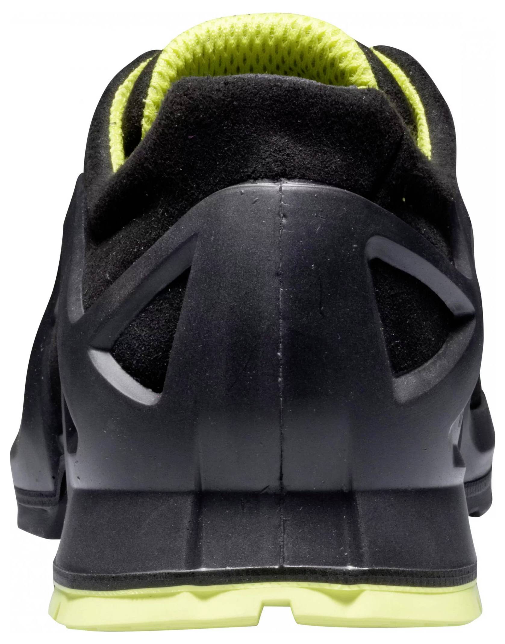 Vista posteriore di una scarpa sportiva nera con accenti gialli e un design del tacco strutturato e stabile.