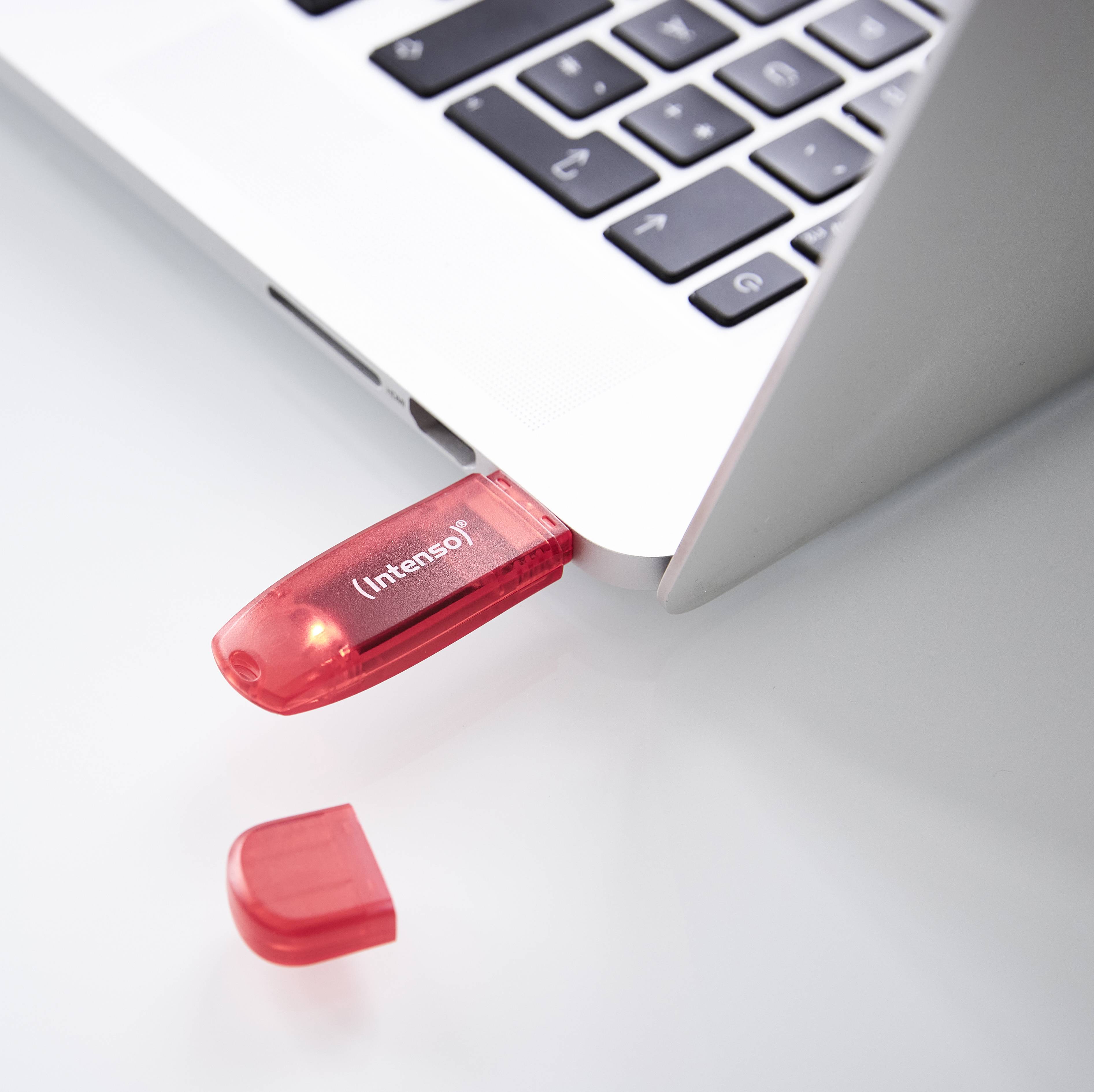 Chiavetta USB rossa inserita in un laptop.