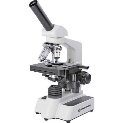 Un microscopio ottico bianco con tavolo portaobietti nero e diversi obiettivi. Utilizzato per indagini scientifiche.