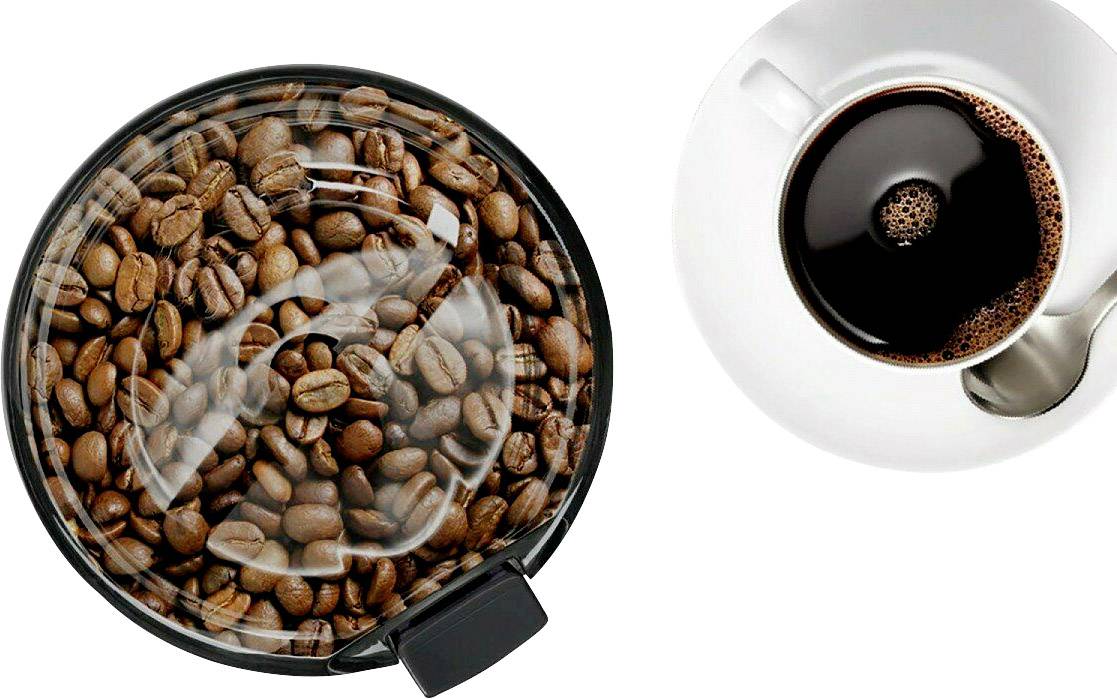 Caffè in tazza con un cucchiaino accanto, in alto un primo piano di chicchi di caffè in un barattolo di vetro, che suggerisce freschezza e aroma.