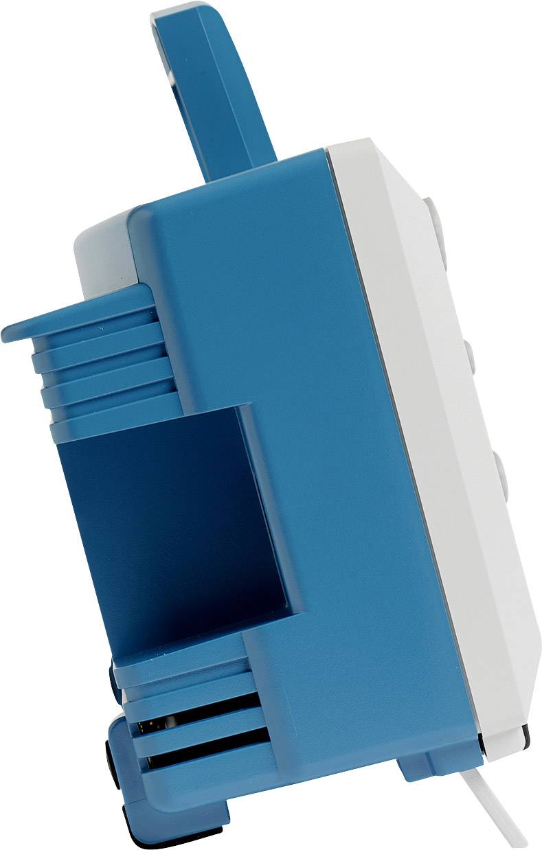 Un dispositivo elettronico blu e bianco con diverse prese sul lato, posizionato verticalmente su una superficie bianca.