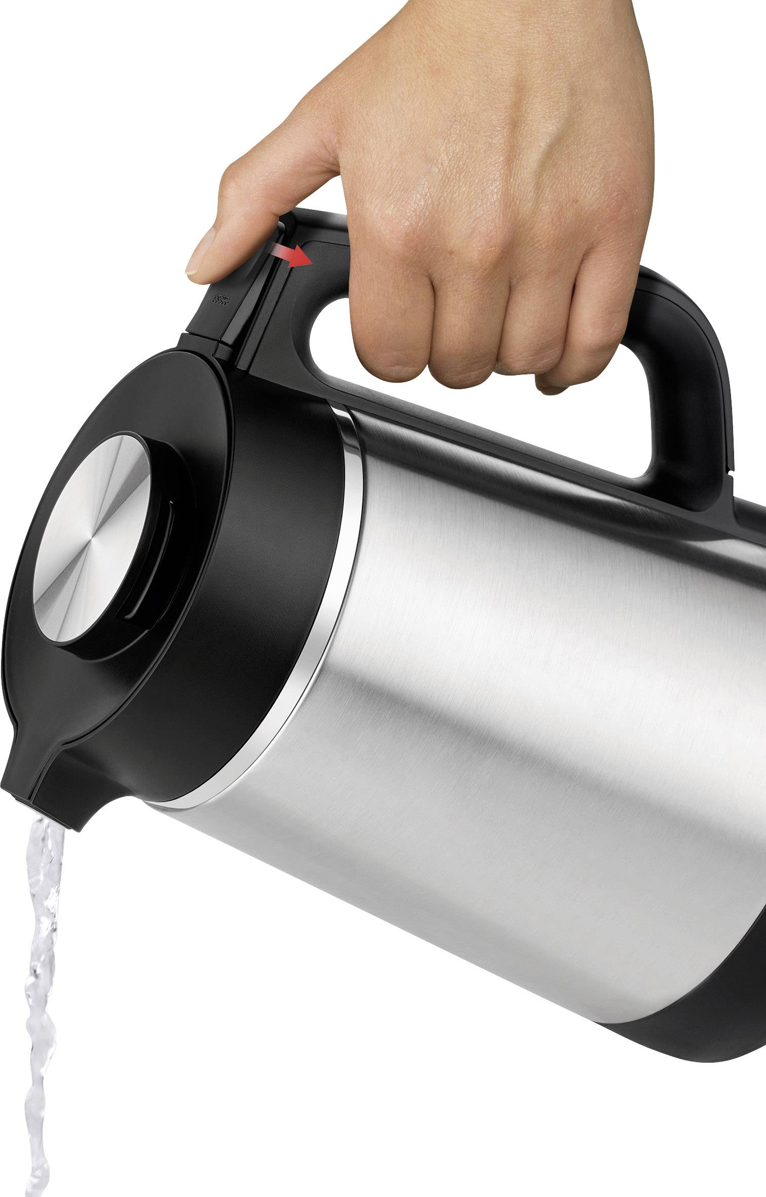 Una mano tiene un thermos argentato e cilindrico e versa dell'acqua.