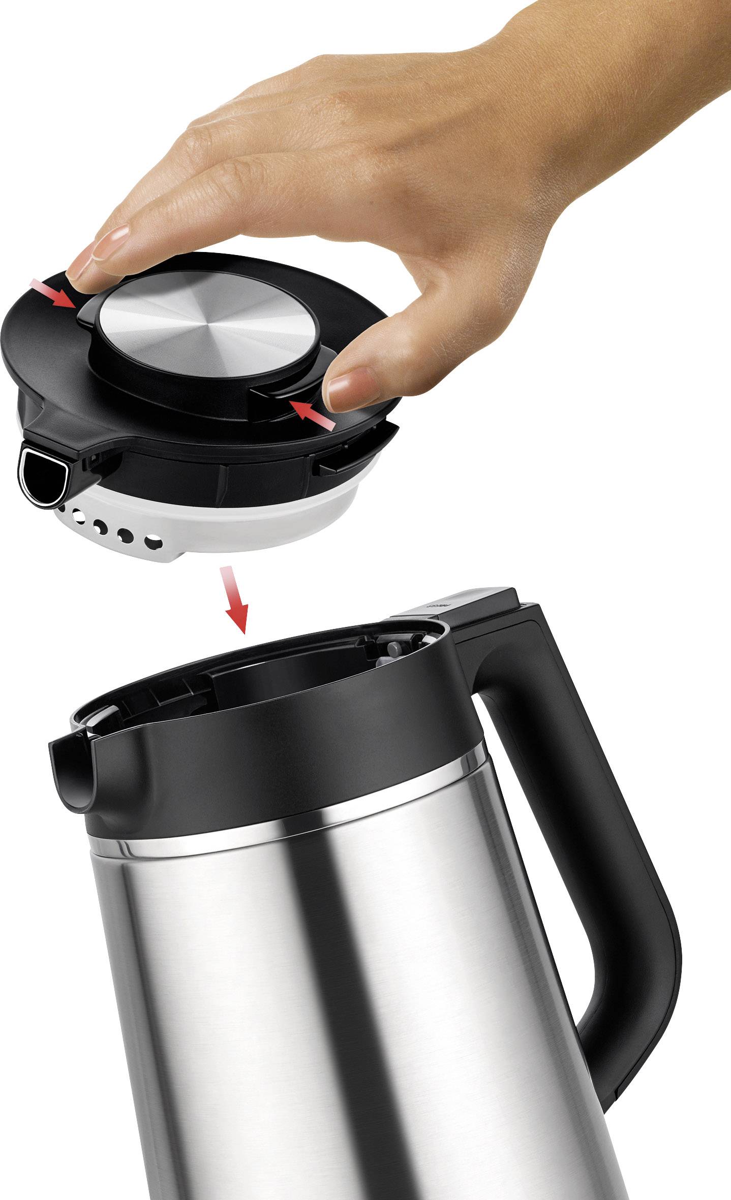 Una mano mostra come posizionare un coperchio rotondo su un thermos argentato. Frecce rosse indicano la corretta collocazione.