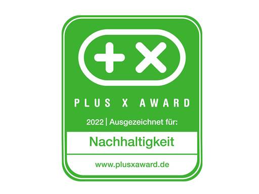 Logo verde del 'Plus X Award 2022' per la 'Sostenibilità'.