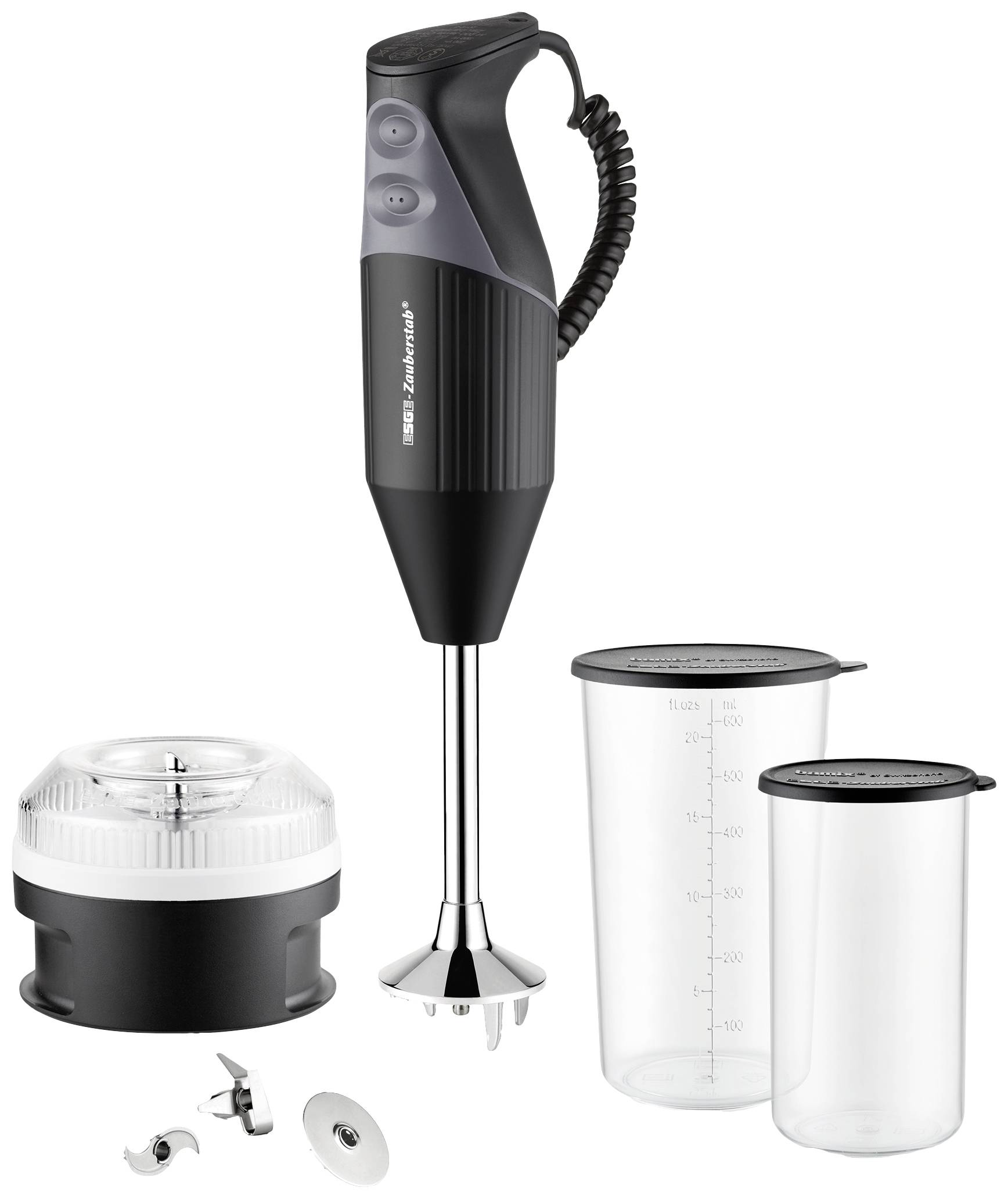 Set frullatore composto da un frullatore ad immersione nero, un accessorio tritatutto e due brocche graduate con coperchio. Ideale per frullare.